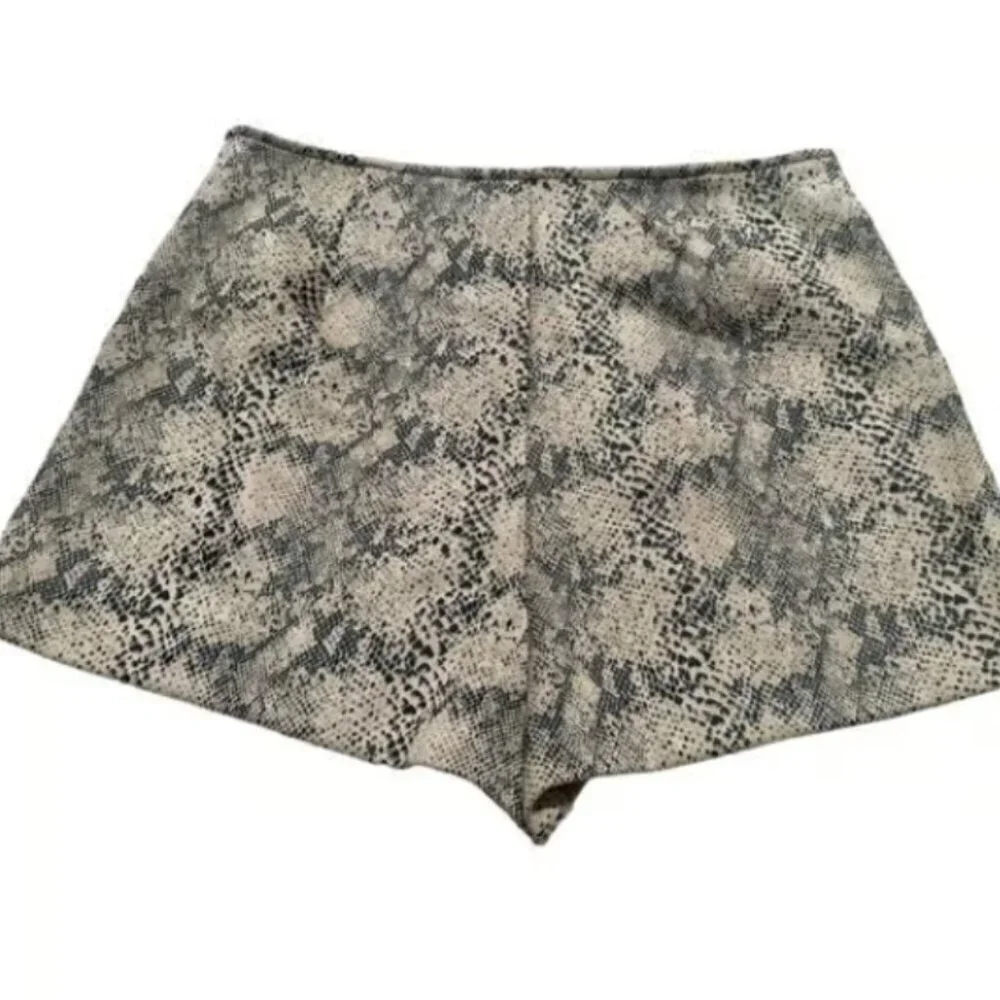 She + Sky Snake Skin Shorts - Size Large​​​​ - Picture 4 of 8
